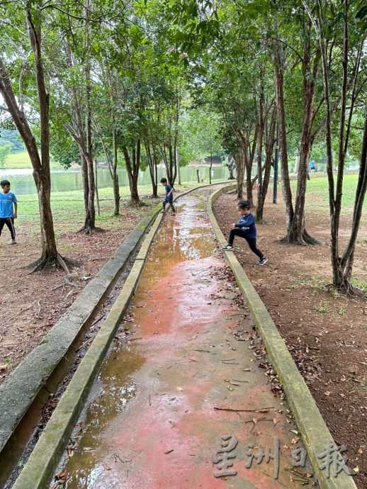 (古城第三版主文)爱极乐湖游乐设施损坏 公厕关闭维修逾3个月