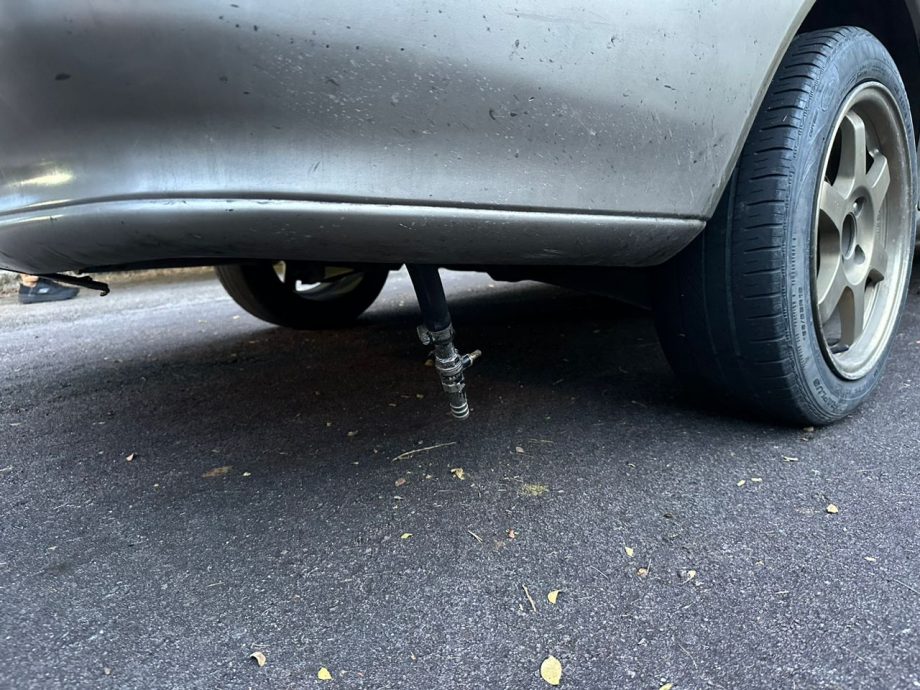 (大北马)2名泰国籍男女分别驾驶2辆改装的国产威拉轿车,起获260公升燃油