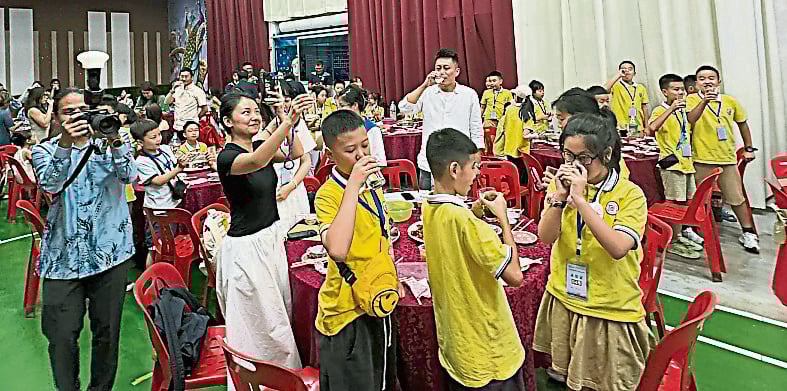 （大北马）主文//北海麦曼珍华小昨晚与中国成都崇州市学府小学签署备忘录。