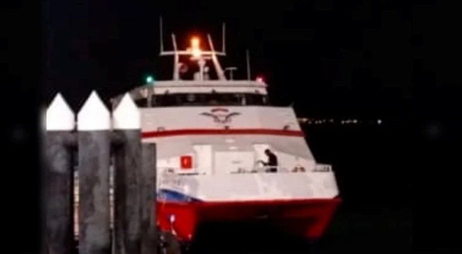 (大北马)客船2架引擎发生故障 乘客被困海上5小时