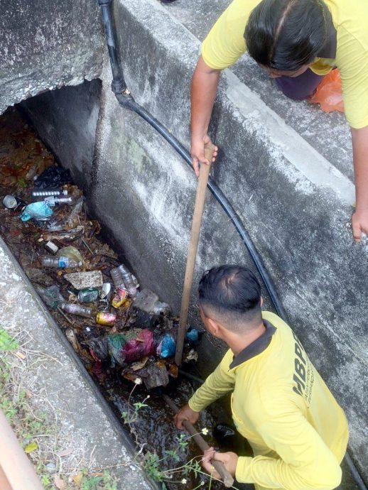 (大北马)市政厅无名英雄清沟渠 王耶宗吁勿乱丢垃圾