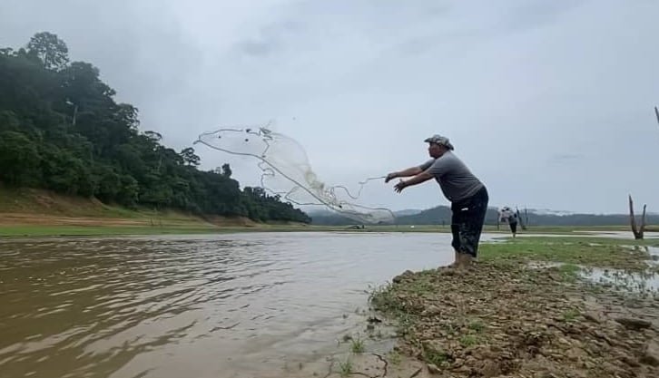 (大北马)莫哈末沙努西日前亲自与村民实地考察长期缺少降雨而受影响的慕达水坝