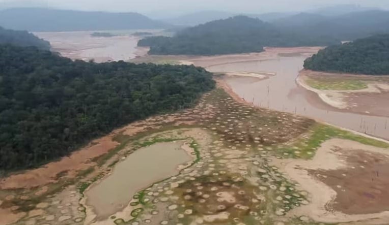 (大北马)莫哈末沙努西日前亲自与村民实地考察长期缺少降雨而受影响的慕达水坝