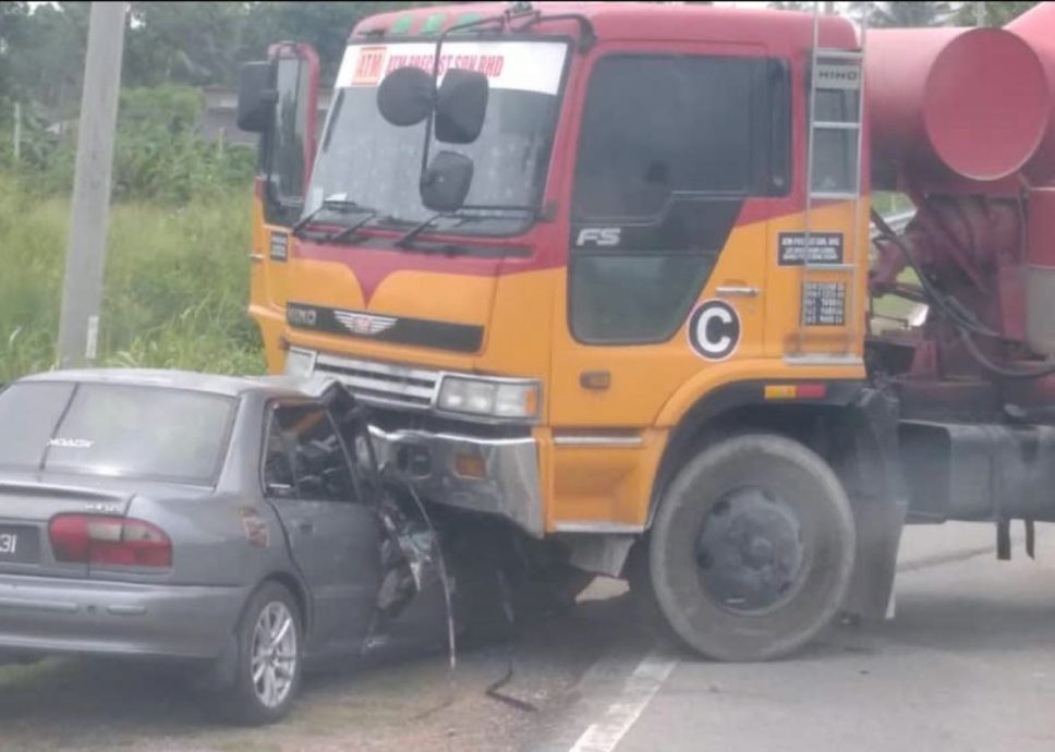 （大北马）轿车右转没打灯，罗里紧急刹车拐右边闪避，却撞迎面威拉致2伤