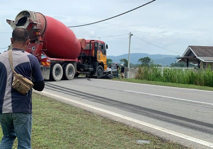 （大北马）轿车右转没打灯，罗里紧急刹车拐右边闪避，却撞迎面威拉致2伤
