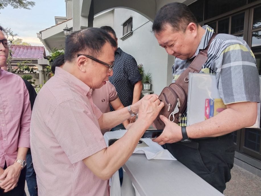 (大北马)香港明星“欢喜哥”的许绍雄应邀双溪大年雄丰企业所主办的私人派对受邀的宾客们纷纷向“欢喜哥”合影和讨签名