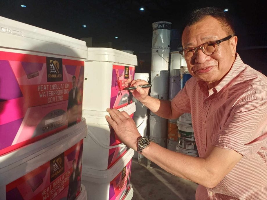 (大北马)香港明星“欢喜哥”的许绍雄应邀双溪大年雄丰企业所主办的私人派对受邀的宾客们纷纷向“欢喜哥”合影和讨签名