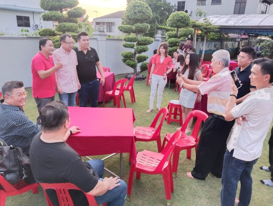 (大北马)香港明星“欢喜哥”的许绍雄应邀双溪大年雄丰企业所主办的私人派对受邀的宾客们纷纷向“欢喜哥”合影和讨签名