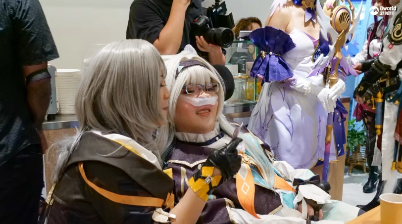 (已签发)全国:暖势力:狮城25岁患罕疾青年热爱动漫 同好办主题生日派对助圆梦