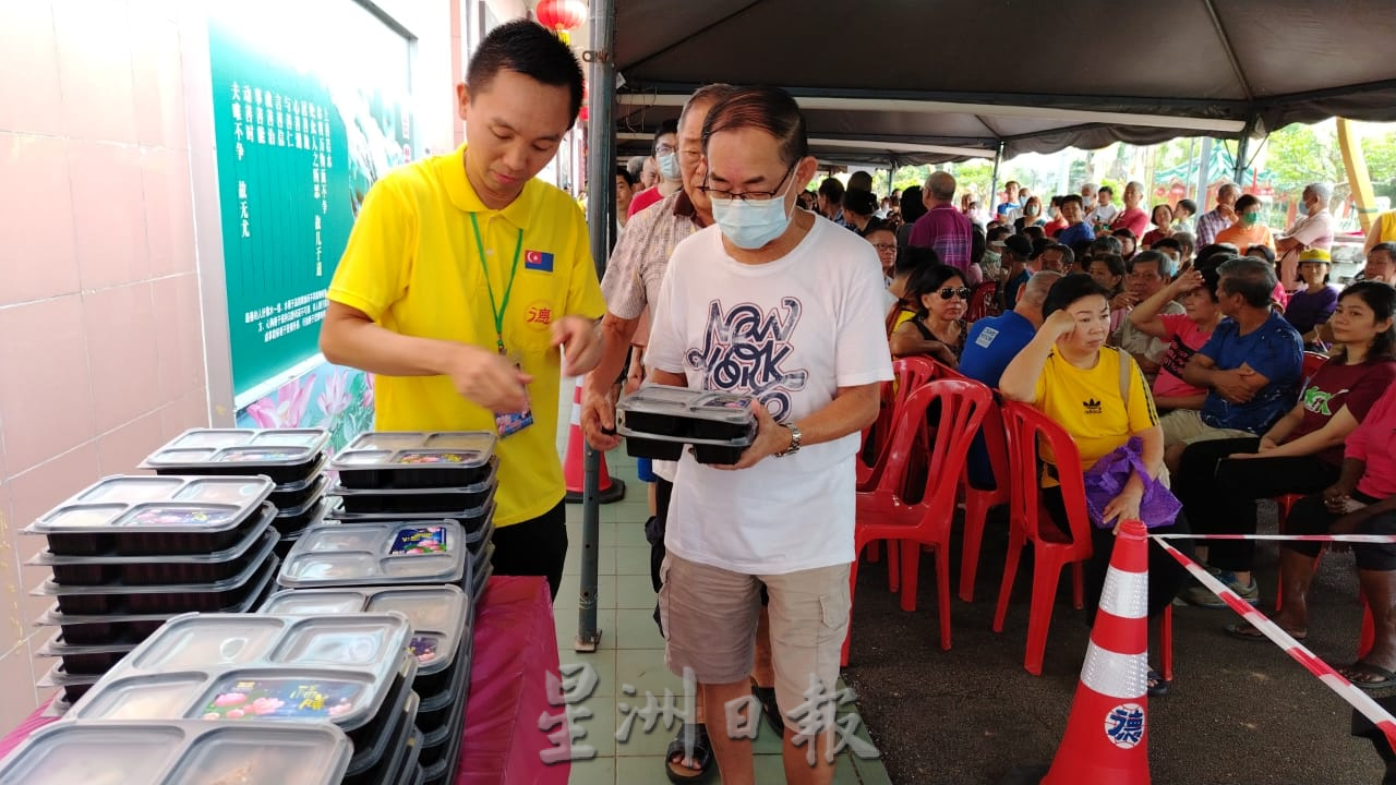 (已签发)柔:**可版头**紫銮阁派发5500平安素餐盒 与民众结缘