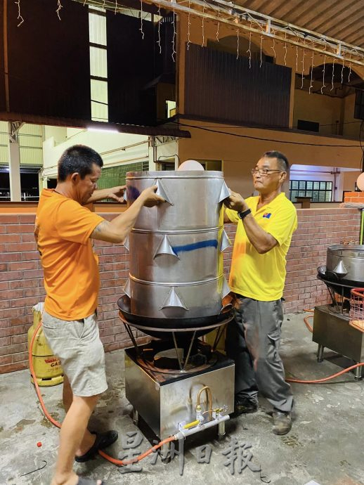 (已签发)柔:**可版头**紫銮阁派发5500平安素餐盒 与民众结缘