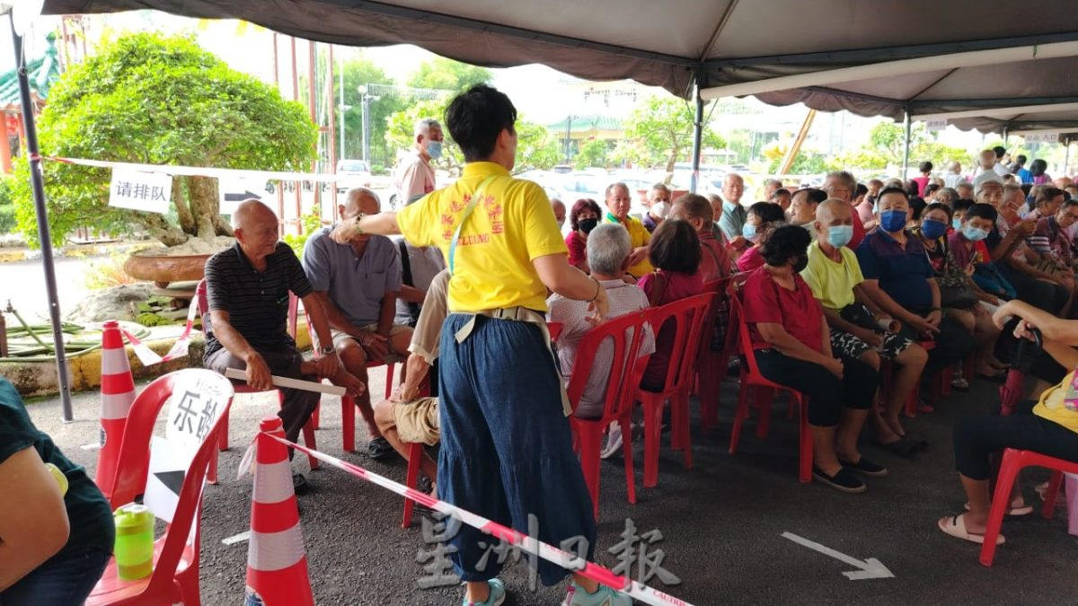 (已签发)柔:**可版头**紫銮阁派发5500平安素餐盒 与民众结缘