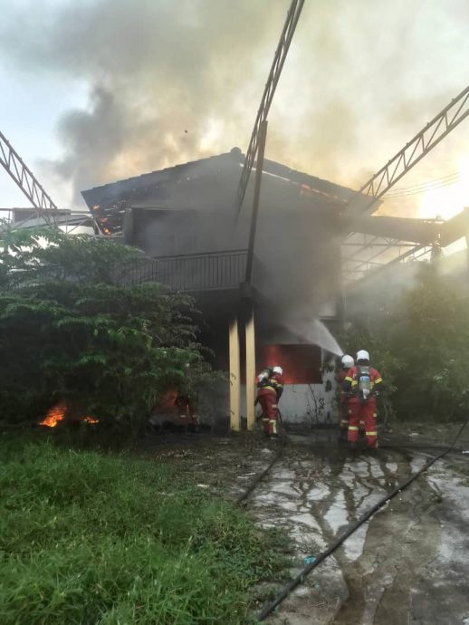 (已签发)柔:地不佬路旁空置店屋著火 滚滚浓烟引公众担忧