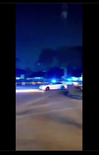 (已签发)柔:多辆巡逻警车追捕 一对涉毒男女落网