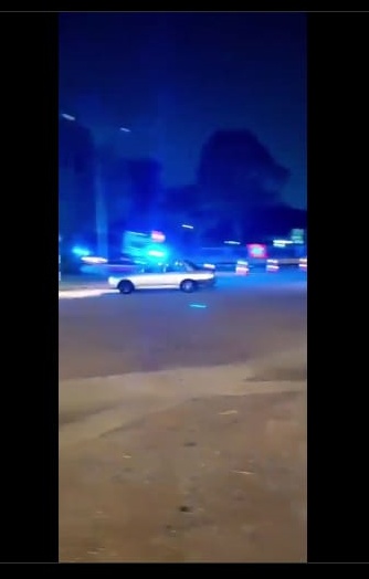 (已签发)柔:多辆巡逻警车追捕 一对涉毒男女落网