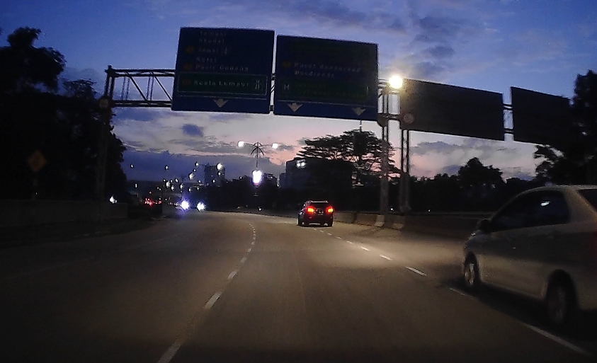 (已签发)柔:封面特稿:新山滨海大道“夺命沟”,2年吞噬6人命