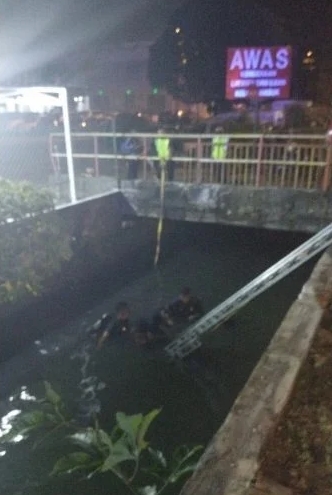 (已签发)柔:封面特稿:新山滨海大道“夺命沟”,2年吞噬6人命