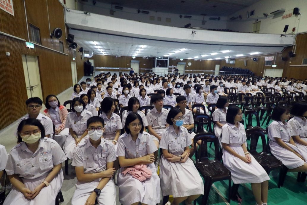 (已签发)柔:**教育版头**郑振贤:体育学艺表现优异,宽中三校学生可申请学费半免一年