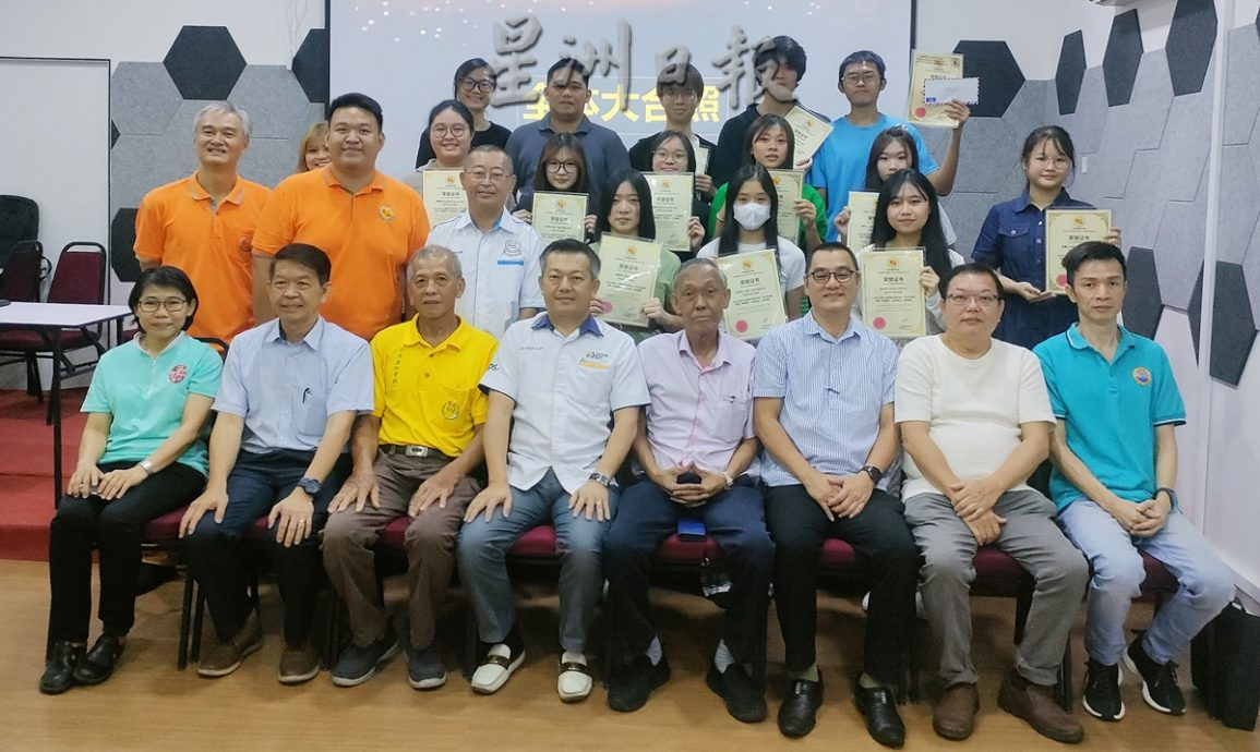 (已签发)柔:**版三头**古来选考华文科考生,58人考获至少7A佳绩