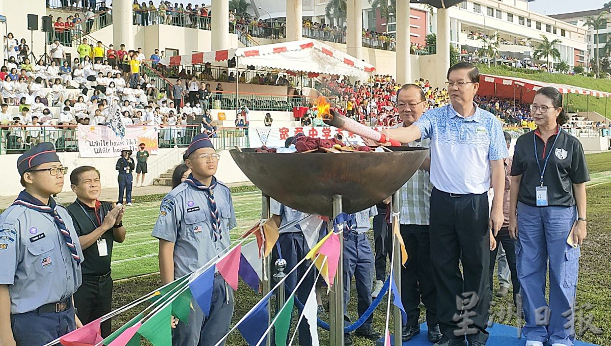 (已签发)柔:**版头**古宽595学生运动场一较高低 郑振贤:或最后一次草地比赛