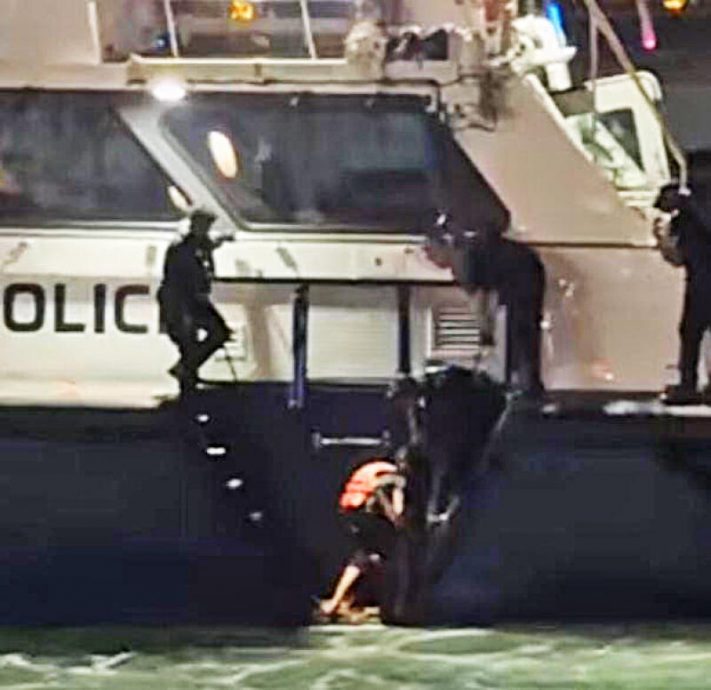 (已签发)柔:狮城二三事:31岁女子落水 民防跳水救人