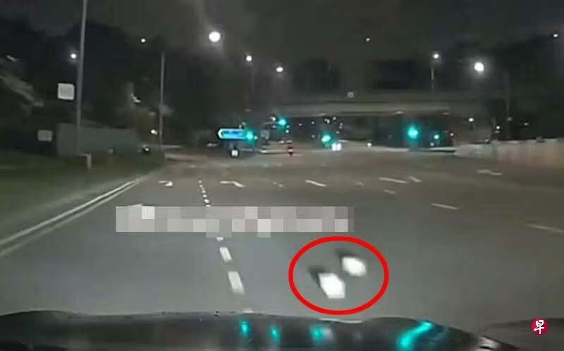 （已签发）柔：狮城二三事：两个砖块掉马路 汽车闪避险翻覆