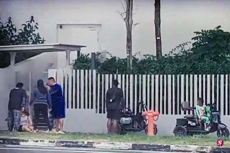 (已签发)柔:狮城二三事:公寓外提醒个人代步工具骑士减速 女会计遭数人围殴