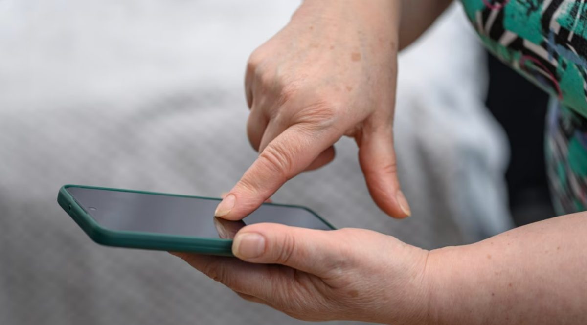 (已签发)柔:狮城二三事:六旬妇疑被黑客盯上多年不敢用电话 专家教你安心上网