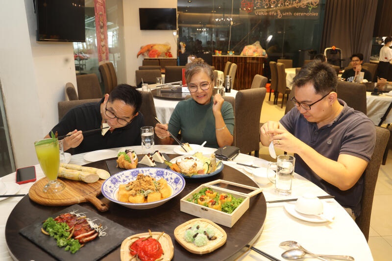(已签发)柔:狮城二三事:当局昨刚批 食客争尝昆虫餐 医生:若过敏即时求医
