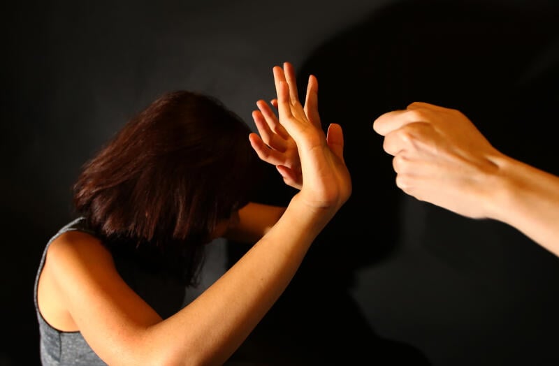 (已签发)柔:狮城二三事:怀疑妻子红杏出墙 男子联手友人 涉将妻和“情夫”禁锢施暴