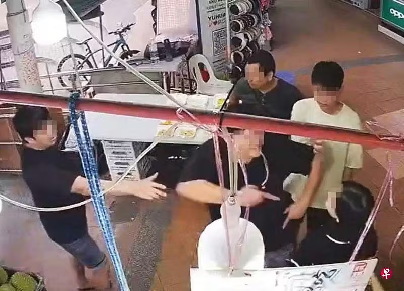 (已签发)柔:狮城二三事:榴梿摊爆冲突 男子掌掴摊主 威胁攻击女员工