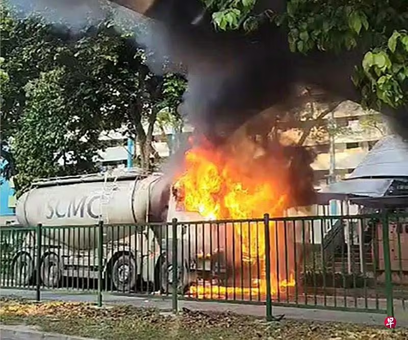 (已签发)柔:狮城二三事:水泥车天桥下起火 还传出爆炸声