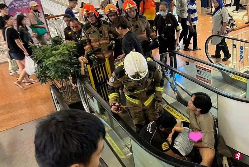 (已签发)柔:狮城二三事:男童穿大头鞋受困电动扶梯