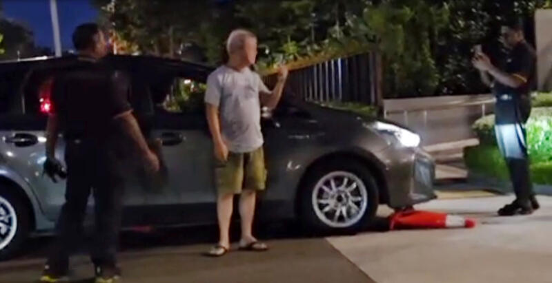（已签发）柔：狮城二三事：私召车司机被指 不顾保安阻挡倒车