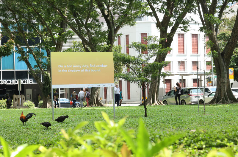 （已签发）柔：狮城二三事：组屋前挂横幅标语 要公众盯看窗户 艺术活动引争议