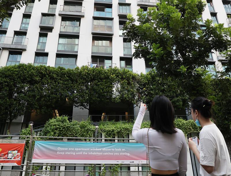 （已签发）柔：狮城二三事：组屋前挂横幅标语 要公众盯看窗户 艺术活动引争议