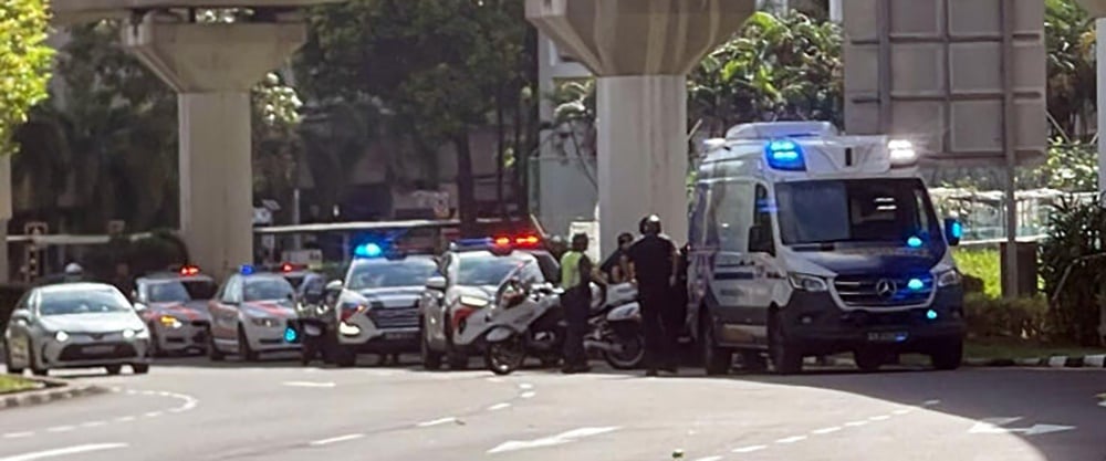(已签发)柔:狮城二三事:躲路障飙车摔落 骑士与交警扭打