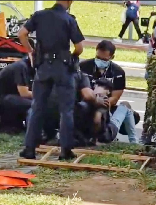 (已签发)柔:狮城二三事:躲路障飙车摔落 骑士与交警扭打