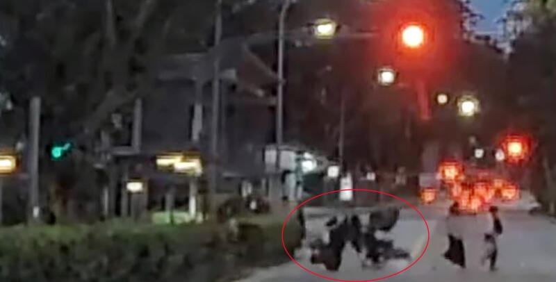 (已签发)柔:狮城二三事:非法改装超速闯红灯 送餐员骑电动脚车 涉撞伤2人后逃逸