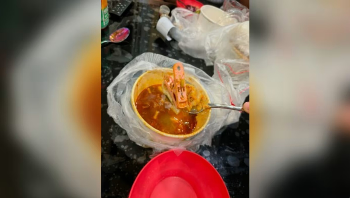 （已签发）柔：狮城二三事：鱼汤内捞出塑料衣夹 平价集团着手调查