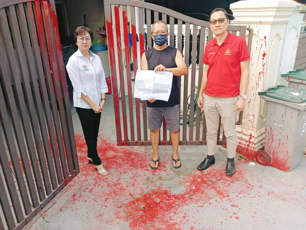 (已签发)柔:男子在新加坡欠债 连累姐夫家遭泼漆纵火