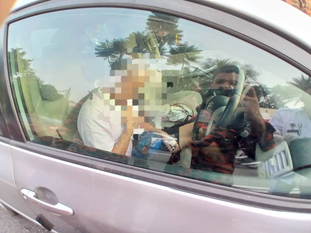 (已签发)柔:男子开车途中失去意识 消拯人员救出送院