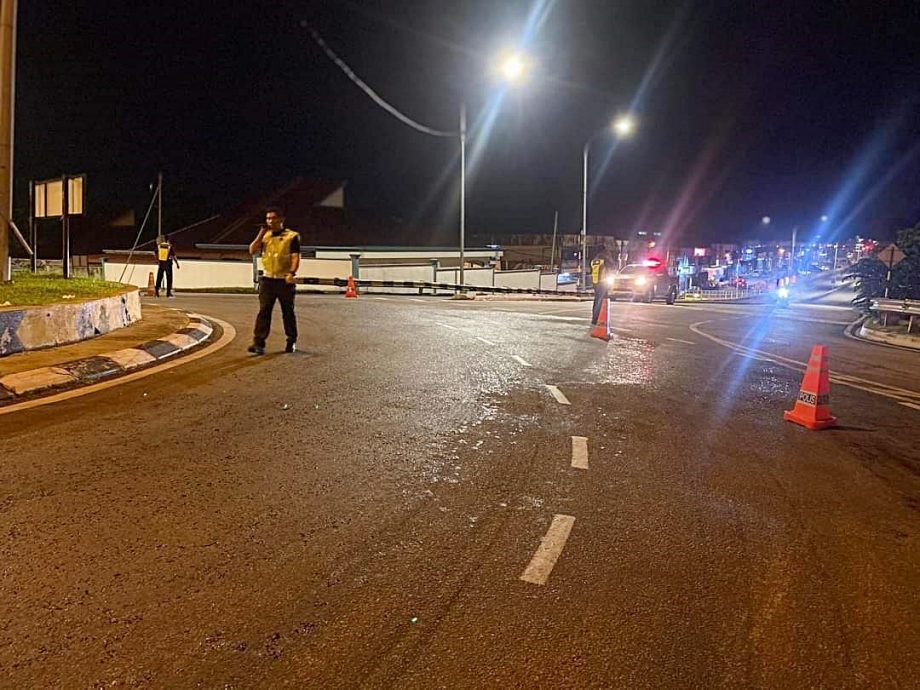 (已签发)柔:疑油槽罗里漏油 11摩托车滑倒13人伤