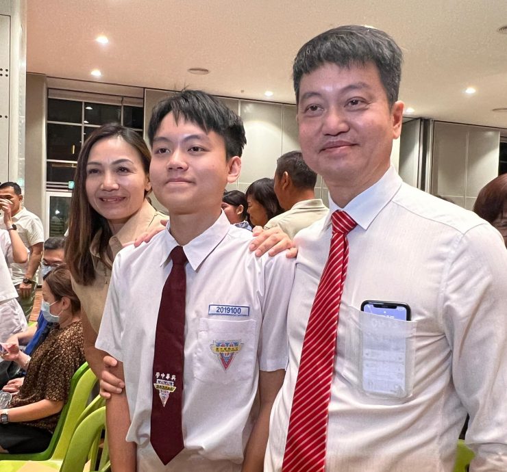 （早报后面头）大都会/兴华中学成年礼