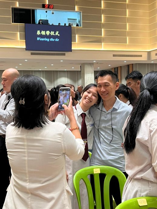 （早报后面头）大都会/兴华中学成年礼