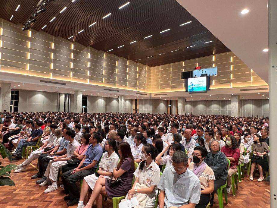 (早报后面头)大都会/兴华中学成年礼