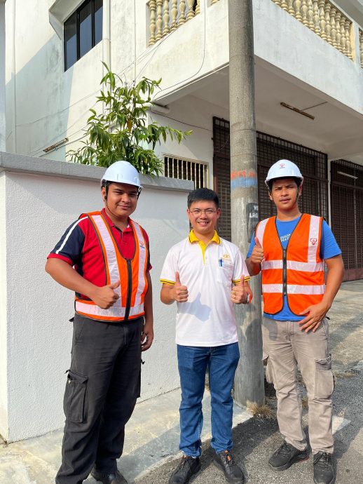 (版2副)大都会:万挠新村获6街灯照亮回家路/4图