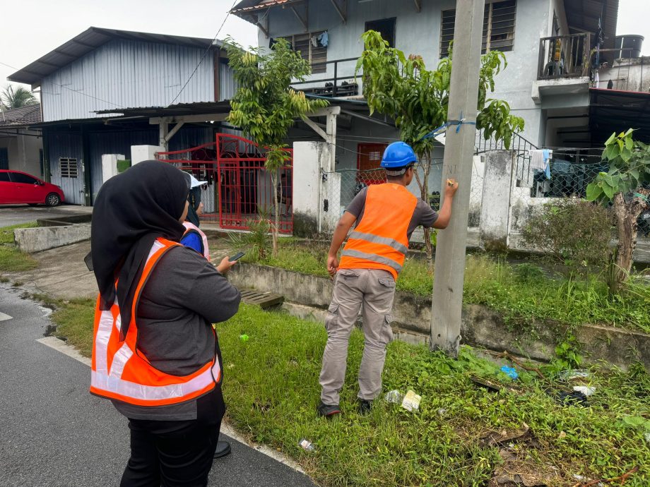 (版2副)大都会:万挠新村获6街灯照亮回家路/4图