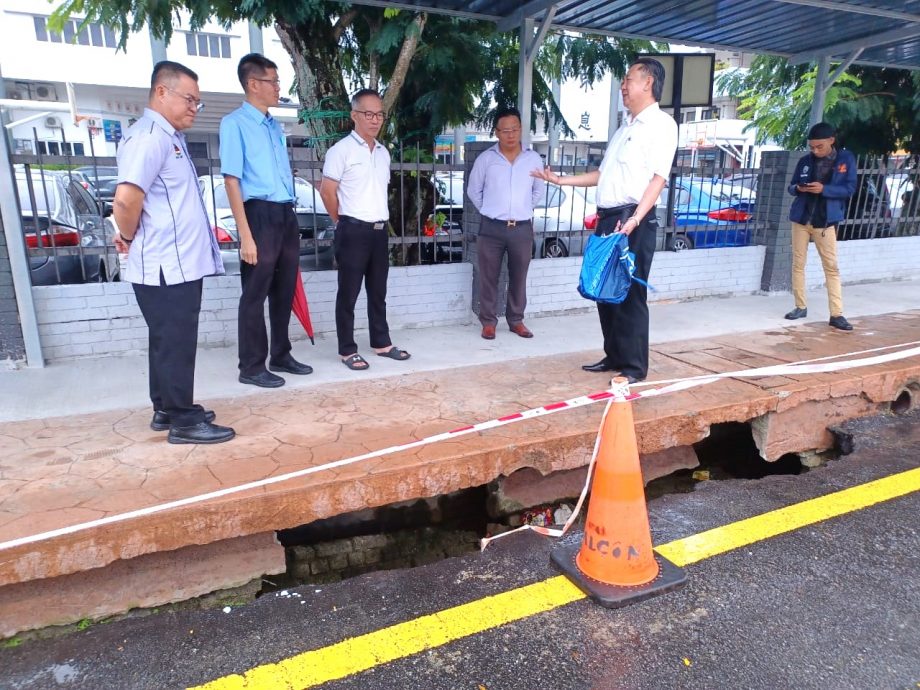 (版头)大都会/加影育中外走道旁的沟渠崩塌,张睷洋:要求市议会围起来及置放路障