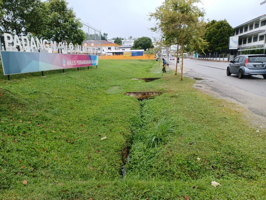 (版头)大都会/加影育中外走道旁的沟渠崩塌,张睷洋:要求市议会围起来及置放路障